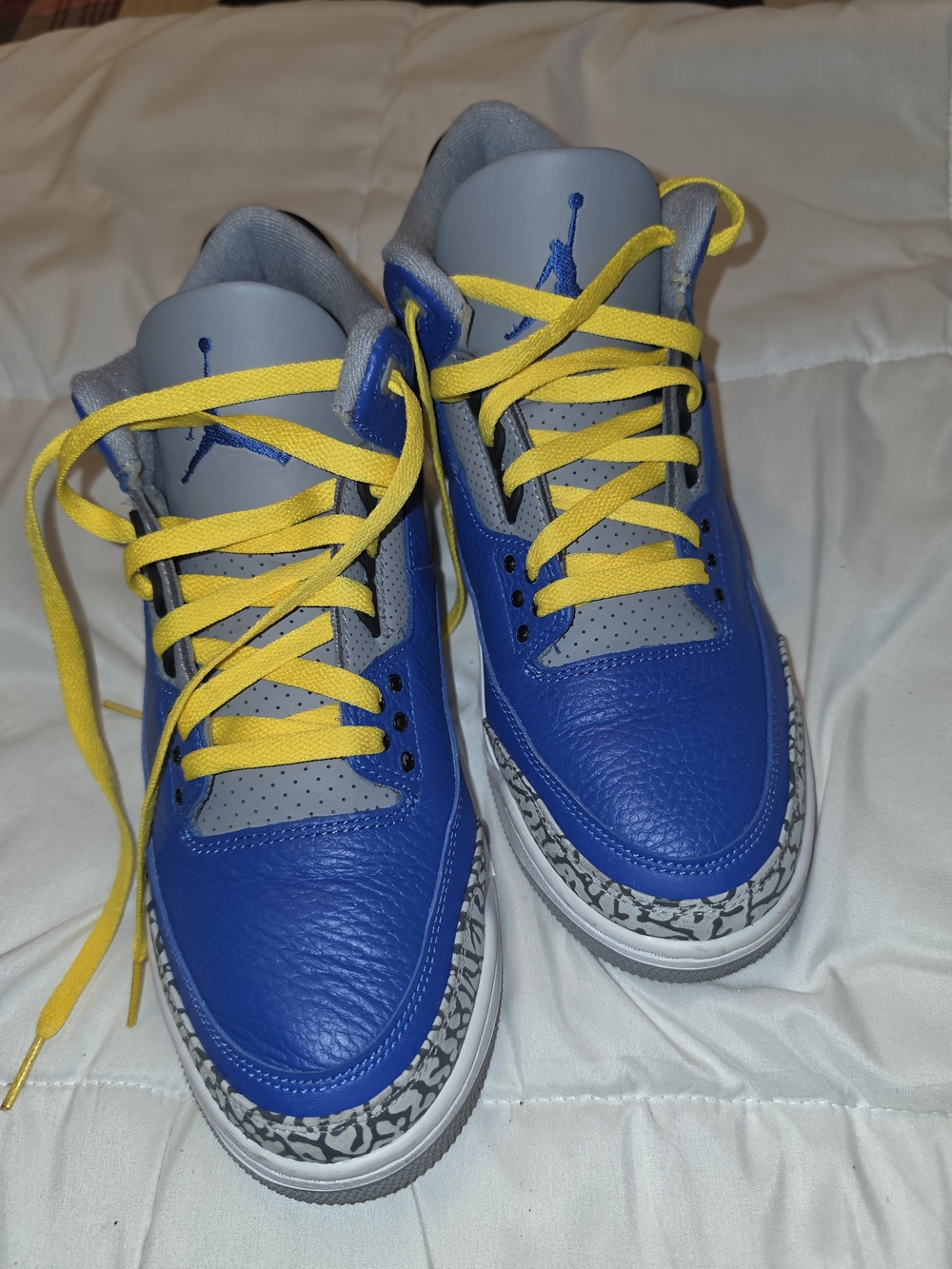 Jordan Mens Retro 3 Shoes in Blue/Gray with Yellow Laces